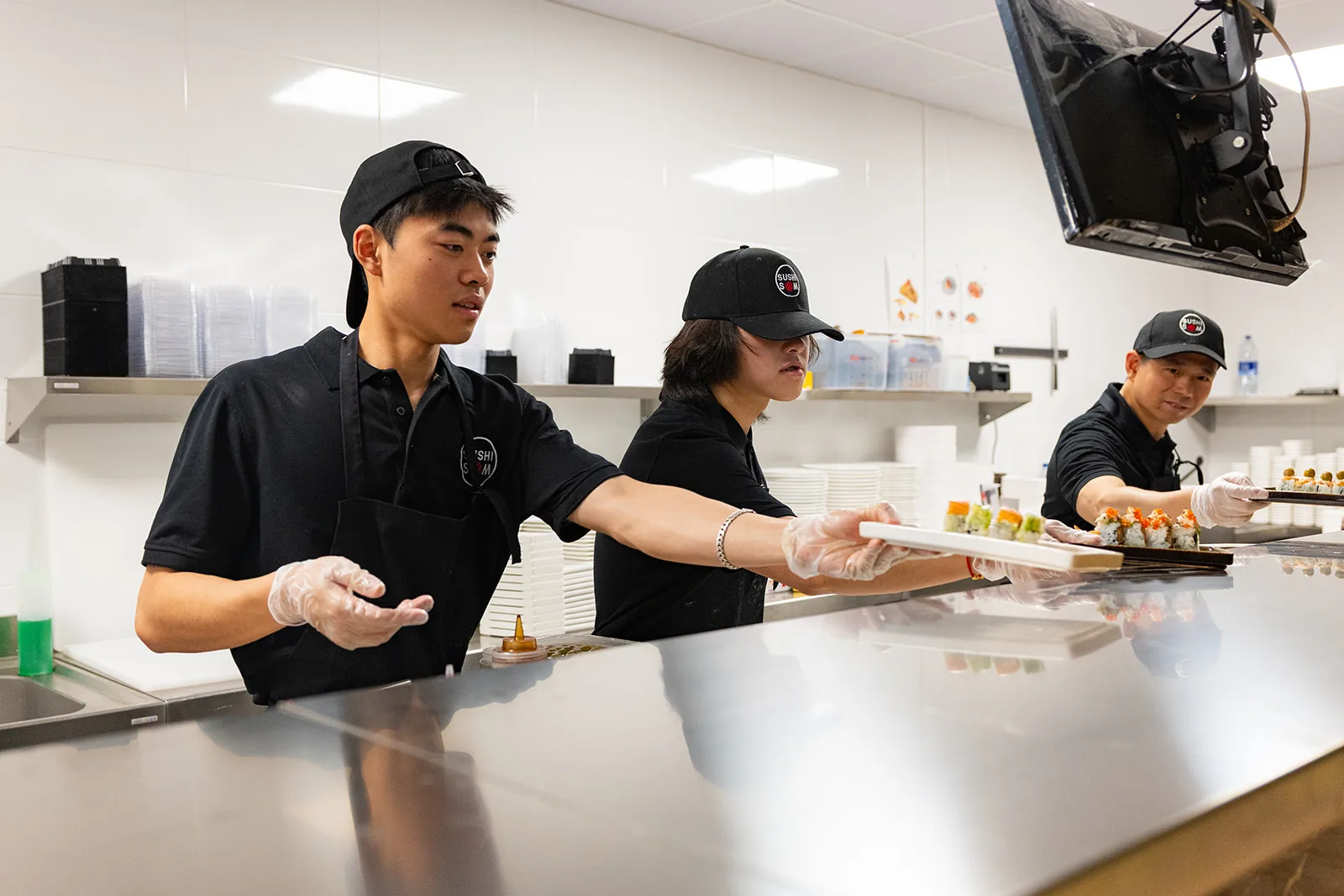 El equipo Sushisom en el pase de la cocina