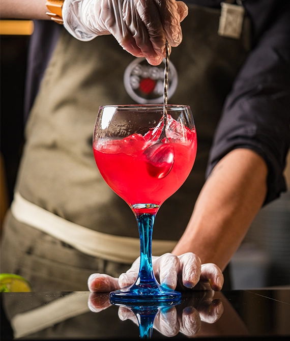 Cóctel rojo preparado en barra — Sushisom