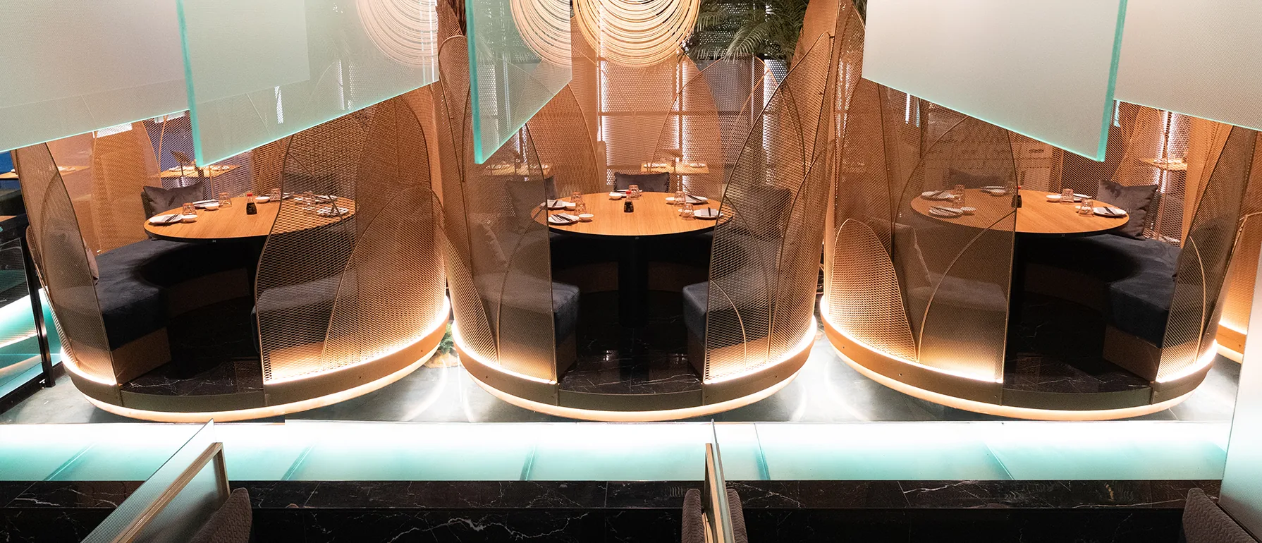 Cabinas doradas — Espacios Sushisom