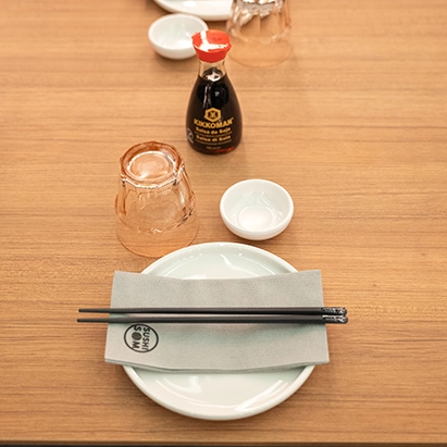 Mesa puesta con palillos y soja — Sushisom